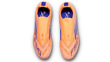 Regala fútbol: la camiseta del Real Madrid con un 20% de descuento lidera el desfile de rebajas de hasta el 60% en botas, sudaderas y zapatillas de Fútbol Emotion