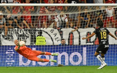 O goleiro Marko Dmitrovic se preparando para defender um lance do Espanyol.