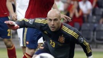 PS124- BERNA (SUIZA), 30/05/2012.-El arquero de la selecci&oacute;n espa&ntilde;ola, Pepe Reina (d), y Sergio Ramos (i), observan un bal&oacute;n ante Corea del Sur hoy, mi&eacute;rcoles 30 de mayo de 2012, durante el juego amistoso entre Espa&ntilde;a y Corea del Sur que se disputa en el estadio Stade de Suisse en Berna, Suiza. Los espa&ntilde;oles se preparan para la pr&oacute;xima Eurocopa 2012 que se disputar&aacute; en los pa&iacute;ses de Polonia y Ucrania. EFE/PETER KLAUNZER