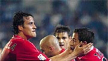 <B>TODO CORAZÓN</B>. Soldevilla felicita a Raúl Tamudo en presencia de Iván de la Peña.