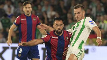 Ivi pelea un balón con el bético Fabián Ruiz.