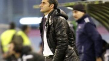 Ernesto Valverde sigue desde la banda el partido contra el Celta