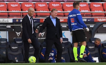 Zidane y Koeman se saludan durante el Clásico del Camp Nou disputado el pasado sábado en Barcelona.