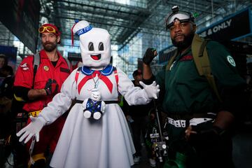 Asistentes vestidos como personajes de Los Cazafantasmas posan durante la Comic Con de Nueva York en el Centro de Convenciones Jacob K. Javits.