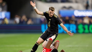 INGLEWOOD (United States), 21/03/2025.- Santiago Gimenez of Mexico (Top) defends against Alphonso Davies of Canada during the first half of the CONCACAF Nations League Semifinals soccer match between Canada and Mexico in Inglewood, California, USA, 20 March 2025. EFE/EPA/CAROLINE BREHMAN