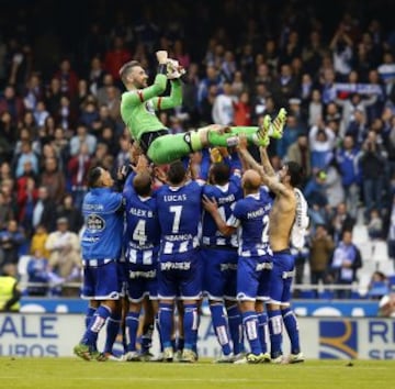 Los jugadores del Deportivo mantean a Pletikosa al final del partido.