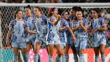 Aitana celebra un gol con sus compañeras.