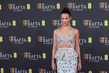 Alicia Vikander posa en la alfombra roja previa a la gala de Premios de BAFTA.
