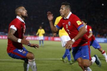 La Copa América había quedado atrás y el camino a Rusia ponía a Brasil como primer escollo de Chile. La Roja ganó por 2-0 de forma inapelable con tantos de Vargas y Sánchez. 