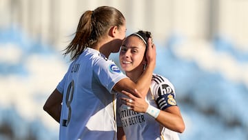 Athenea del Castillo y Signe Bruun celebran un gol al Badalona.