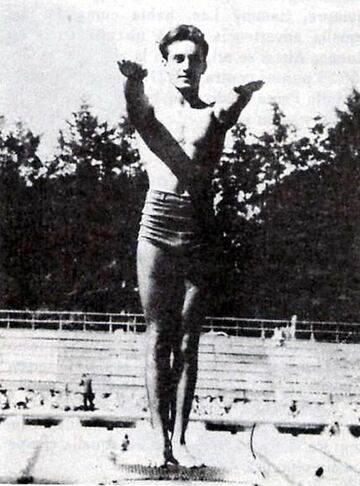 Al ser uno de los mejores de la historia del deporte mexicano, Capilla se colgó en el cuello cuatro medallas de Oro, dos en los Juegos Panamericanos de Buenos Aires 1951 Y México 1955
