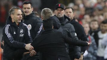 Mikel Arteta, entrenador del Arsenal, y Jürgen Klopp, entrenador del Liverpool, se encararon durante un partido.