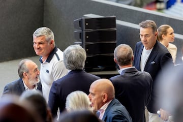 Los exjugadores rojiblancos, Roberto Fresnedoso y Abel Resino, durante el acto. 
 