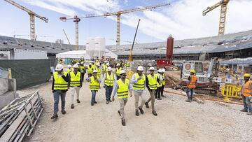 La delegación de FIFA junto a miembros de la candidatura, visitan el Camp Nou.