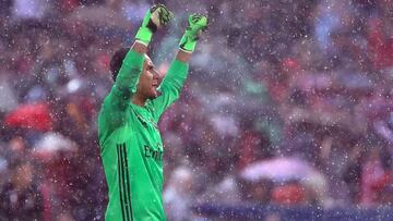 Keylor Navas celebrando el pase del Real Madrid a la final en el estadio Vicente Calder&oacute;n.