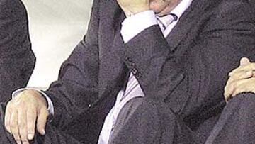 <b>¿QUÉ HE HECHO YO PARA MERECER ESTO? </b>Sólo con mirar la evolución de los gestos de Camacho durante el partido Bayer-Madrid resultaba sencillo colegir cómo iba la evolución del marcador. Fue su noche más triste...