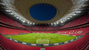 El APOEL alucinó con San Mamés. Hoy realizará la ofrenda a Pichichi. Estará respaldado por 1.600 hinchas, que ayer ya se dejaron ver por Bilbao.