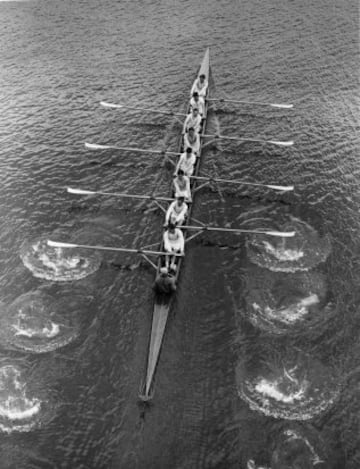 9 de Marzo de 1936, la tripulación de la Universidad de Cambridge durante el entrenamiento a su paso por el Puente Chiswick.