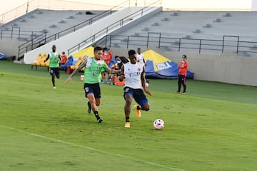 La Selección Colombia continúa trabajando en la sede de la Federación Colombiana de Fútbol en Barranquilla bajo el mando del técnico Reinaldo Rueda. Tras la atención a la prensa, el grupo conformado por jugadores del FPC hizo trabajo en espacio reducido, fútbol y trabajo de arqueros.