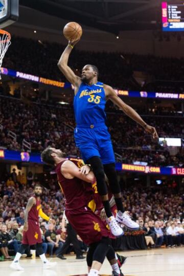 Kevin Durant jugador de los Golden State Warriors ante Kevin Love de los Cleveland Cavaliers.