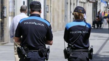 Una mujer escupe a una camarera que no le sirvió al estar fuera del horario