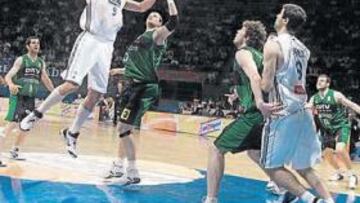 <b>INTENSIDAD. </b>Tiro de Felipe Reyes, que esta vez no perdió la concentración ni se ganó faltas técnicas.