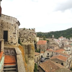 Otro pueblo de Italia vende casas a un euro