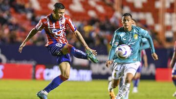 (L-R), Ricardo Chavez of San lLuis and Fidel Ambriz of Leon during the game Atletico San Luis vs Leon, corresponding to Round 05 of the Torneo Apertura 2023 of the Liga BBVA MX, at Alfonso Lastras Stadium, on August 23, 2023.
<br><br>
(I-D), Ricardo Chavez de San Luis y Fidel Ambriz de Leon durante el partido Atletico San Luis vs Leon, correspondiente a la Jornada 05 del Torneo Apertura 2023 de la Liga BBVA MX, en el Estadio Alfonso Lastras, el 23 de Agosto de 2023.