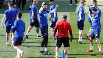Garay, en el primer entrenamiento con el grupo tras su lesión.