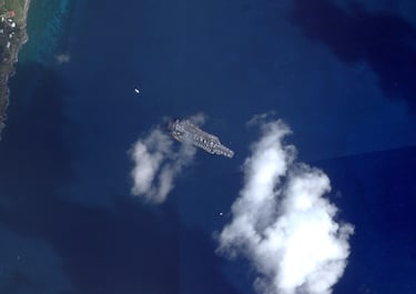 Esta foto satelital, tomada el 3 de diciembre de 2025 y obtenida de Planet Labs PBC el 5 de diciembre de 2025, muestra el portaaviones más grande del mundo, el USS Gerald Ford, con al menos 40 aviones de combate en cubierta, frente a la costa de Saint Thomas, Islas Vírgenes Estadounidenses. Estados Unidos ha desplegado fuerzas armadas en aguas del Caribe, incluyendo el portaaviones más grande del mundo, para ejercer presión sobre el presidente venezolano.