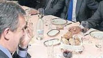 <b>"MIRA, ÉSE ES EL DE LA SÉPTIMA". </b>Eso parece decirle Rafa Gordillo a Ramón Calderón, señalando con el dedo a Mijatovic durante la cena en el Donostiarra.