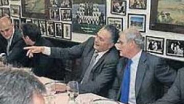 <b>"MIRA, ÉSE ES EL DE LA SÉPTIMA". </b>Eso parece decirle Rafa Gordillo a Ramón Calderón, señalando con el dedo a Mijatovic durante la cena en el Donostiarra.