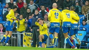 'Cacique' Medina festeja su gol en el Bernabéu con el Cádiz.