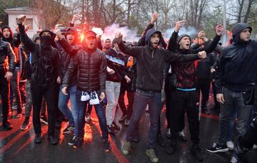 Ultras del Olympique de Marsella en las inmediaciones del estadio de San Mamés.