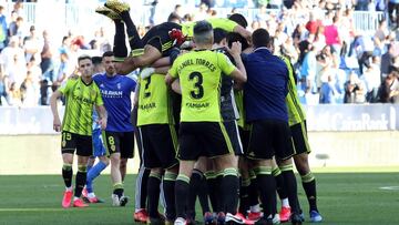Los jugadores del Zaragoza hacen una piña tras ganar al Málaga.