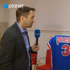 La madre de Petrovic le regala la camiseta de su hijo a Dragic