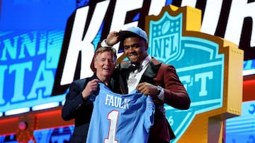 PITTSBURGH, PENNSYLVANIA - APRIL 23: Keldric Faulk (R) of Auburn poses with NFL Commissioner Roger Goodell (L) after being selected thirty-first overall pick by the Tennessee Titans during Round One of the 2026 NFL Draft at Acrisure Stadium on April 23, 2026 in Pittsburgh, Pennsylvania. Emilee Chinn/Getty Images/AFP (Photo by Emilee Chinn / GETTY IMAGES NORTH AMERICA / Getty Images via AFP)