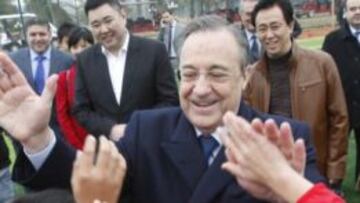 Florentino, en su visita a la escuela del Madrid en China.