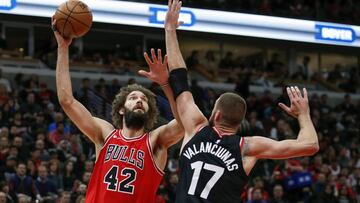 Robin Lopez trata de anotar ante la defensa de Jonas Valanciunas.