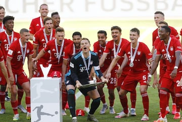 El portero Manuel Neuer levanta el trofeo de campeón. 