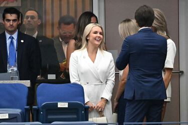 La secretaria de prensa de la Casa Blanca, Karoline Leavitt (centro), llega para asistir a la final individual masculina de tenis entre el español Carlos Alcaraz y el italiano Jannik Sinner.