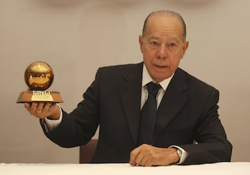 Su papel en el FC Barcelona de Helenio Herrera, entrenador que ten¨ªa debilidad por Luis Su¨¢rez, fue vital para que se alzara con el galard¨®n que otorga France Football. En aquel momento, fue el futbolista m¨¢s joven en conseguir el reconocimiento individual y el propio Di Stefano lo bautiz¨® como "el Arquitecto" del Bar?a. Estuvo nominado al galard¨®n ocho veces consecutivas entre los a?os 1958 y 1965.