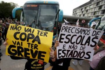 Cerca de 200 profesores protestaron pacíficamente a las puertas del hotel donde se hospeda el equipo de Scolari y retrasaron más de 30 minutos la salida del autobús hacia de Teresópolis, donde está el lugar de concentración. Los manifestantes pegaron carteles en el autobús de la selección de Brasil en contra del Mundial e increparon a algunos jugadores.