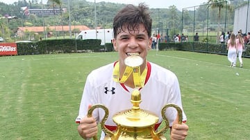 Augusto Galv&aacute;n  celebra el t&iacute;tulo del campeonato paulista sub-17, en 2015.