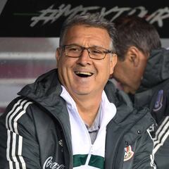 ‘Tata’ Martino recibió balonazo de Berizzo y sangró de la nariz