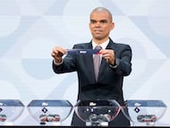 Pepe mostrando la papeleta de España.