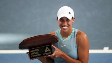 Madison Keys posa con el trofeo de Adelaida.