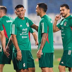 Family, a hawk and a camel try to boost the Mexican player’s mood