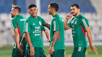 Family, a hawk and a camel try to boost the Mexican player’s mood