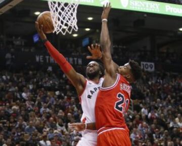 DeMarre Carroll lanza ante Jimmy Butler.